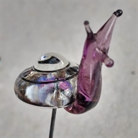 Gammel retro glas nipsenål, som forestiller en snegl i gennemsigtig glas.